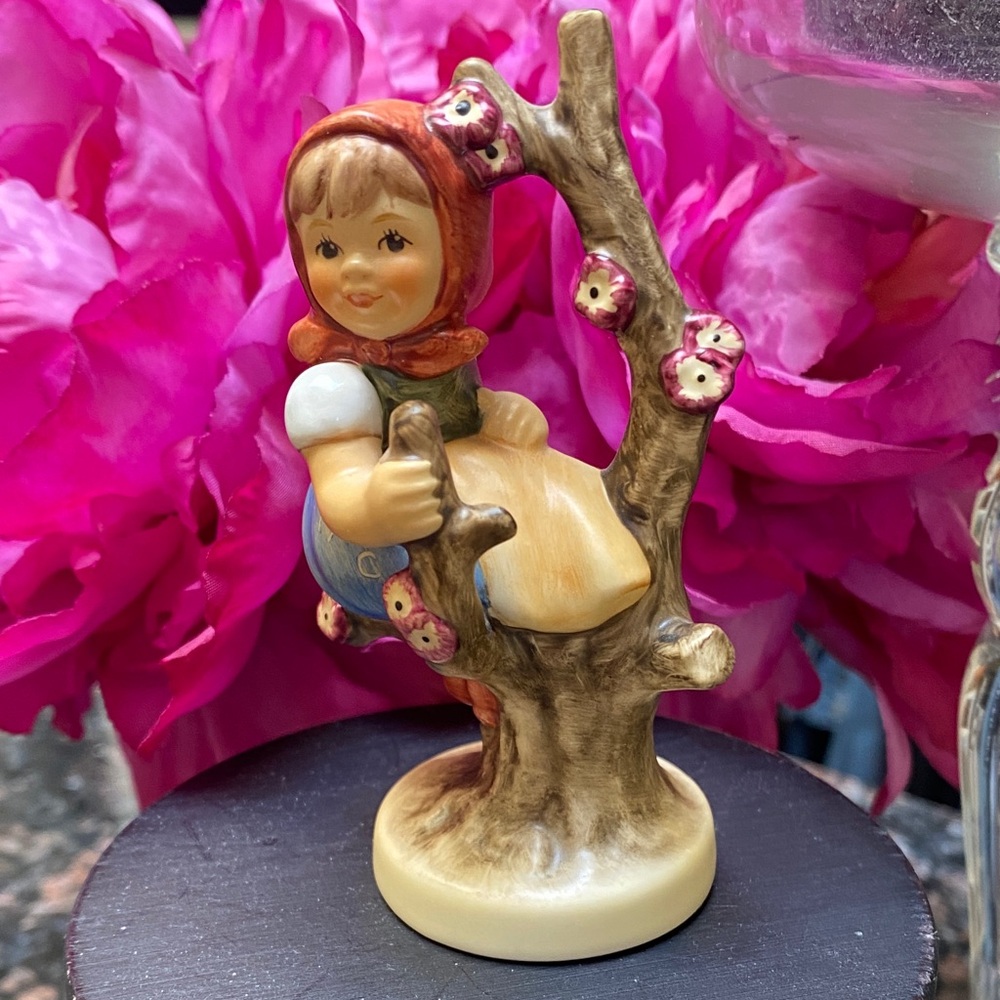 Vintage Hummel - Girl in Tree - Figurine. Perfect Condition. 141. 4/0.